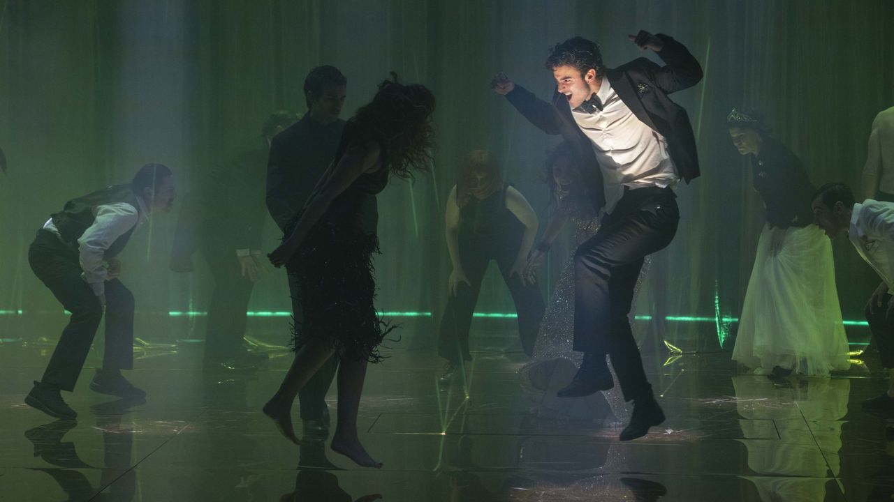 <span lang= gl >�Hamlet�, dirixida por Tito Asorey e cun elenco de dezaseis artistas.</span>