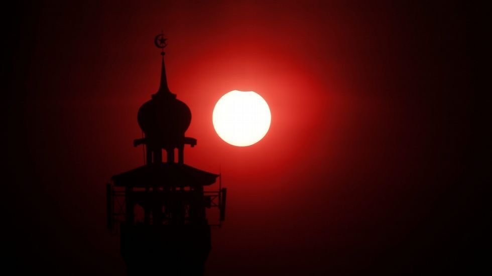 Imagen del eclipse desde una playa de Indonesia. 