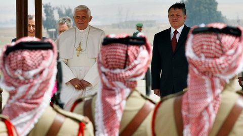 El Rey Abdullah de Jordania, dando la bienvenida a Benedicto XVI a su llegada al aeropuerto internacional Queen Alia en Amman, Jordania, el 8 de mayo del 2009.