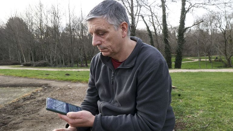 Luis, este lunes en Sigüeiro, con la aplicación móvil del Sergas en la que se recoge la fecha en la que se solicitó la cita, agosto del 2023