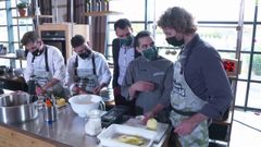 Fran Cañotas e Manuel Garea (centro) supervisan o cociñado de equipo de A Limia durante o programa