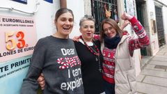 Antonia Valea, una de las agraciadas, flanqueada por las trabajadoras de la administracin castropolense Vanesa Surez y Viviana Oliveros