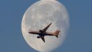 Un avin de pasajeros de British Airways vuela frente a la luna sobre Londres