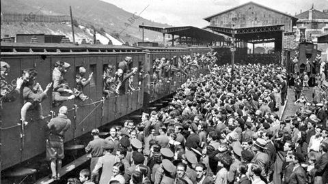 Oviedo, diciembre de 1934. La poblacin despide en la Estacin del Norte a la quinta Bandera de la Legin, que ha combatido en Asturias durante la Revolucin de Octubre.