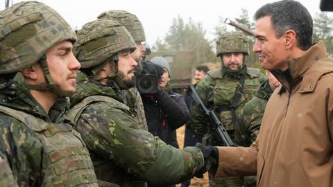 El presidente del Gobierno, Pedro Snchez, saluda a militares espaoles en la base de la OTAN en Adazi (Letonia).
