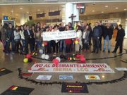 Los empleados protestando en Alvedro.