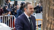 Entrada de balos al Supremo.Amaia Montero, con el resto del grupo