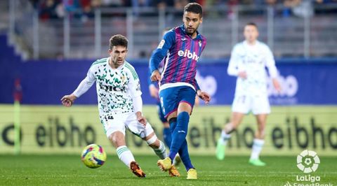 Jimmy presiona a Matheus durante el Eibar-Oviedo