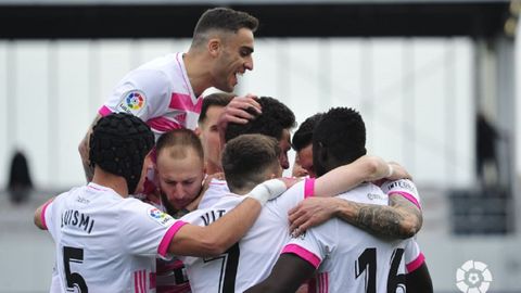 Los jugadores del Oviedo celebran el gol de Bastn al Amorebieta