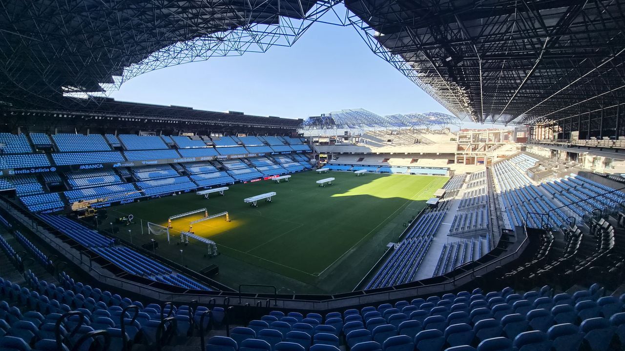 Columpio y mirador de Punta Castro, en el litoral de Ribeira.El estadio de Bala�dos lleva de reformas desde el a�o 2016 y le quedan tres a�os m�s.
