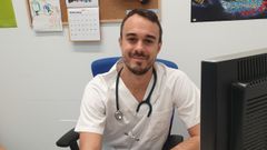 Adrián Amado es pediatra en el centro de salud de Narón