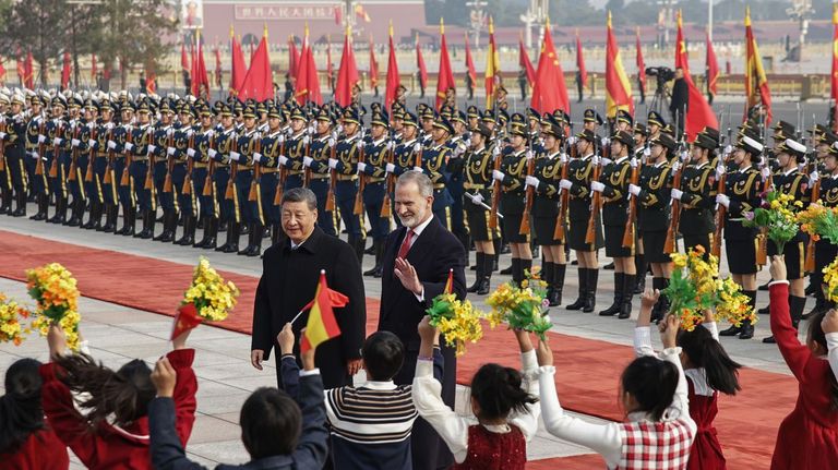 Felipe VI y Xi Jinping resaltan la amistad y la relación de confianza entre España y China: «Beneficia a ambos pueblos»