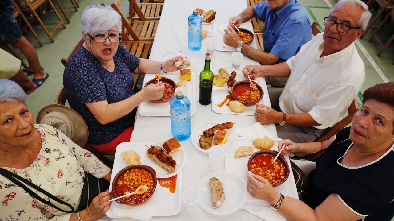 Comensales degustando sus callos limiaos en Lobios