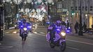 Dos de las 21 motos en servicio de la Policía Local recorriendo ayer el centro de la ciudad