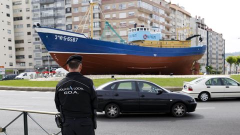 Vigilancia policial poco despus de su instalacin en el 2015. El barco se aprecia en perfecto estado