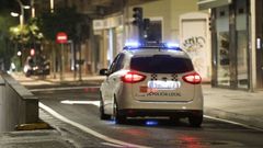 Imagen de un coche de la Polica Local patrullando las calles del Ensanche