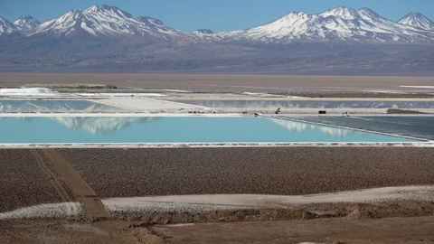Piscinas de una mina de litio, en la salina de Atacama, en Chile
