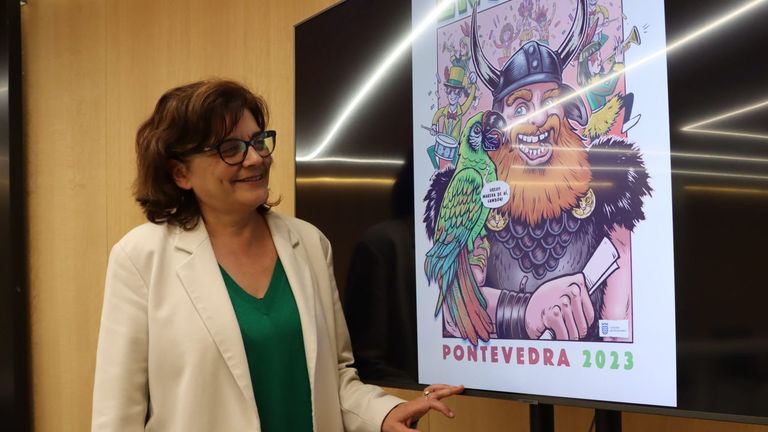 La concejala de Festas, Carme da Silva, con el cartel del carnaval de Pontevedra 29023, obra de Santiago Paredes