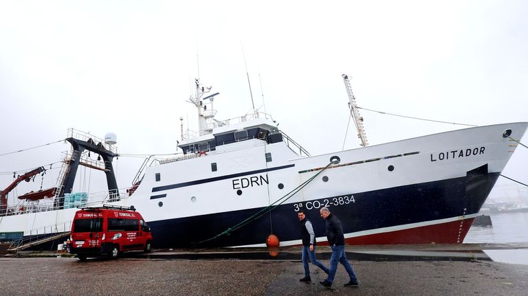 El renovado arrastrero congelador Loitador ultima su partida hacia el Atlántico Sur