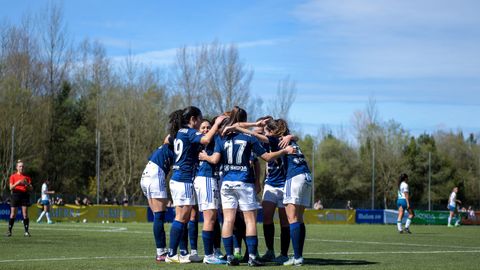 Las jugadoras del Real Oviedo celebran el gol de Isina al Crdoba