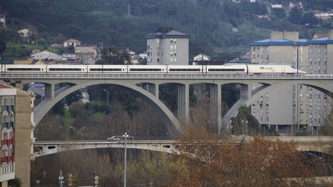 Un AVE circulando por el viaducto sobre el Miño, en Ourense