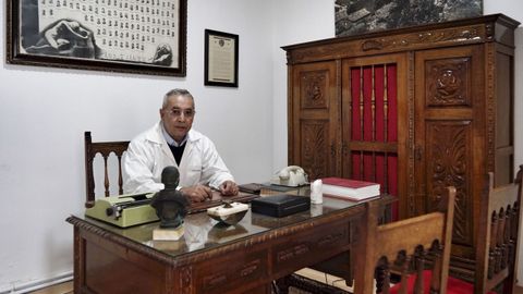 MUSEO DEL MÉDICO RURAL DE MACEDA.José Manuel Lage, en la sala del museo que reproduce un despacho clásico de médico con muebles originales.