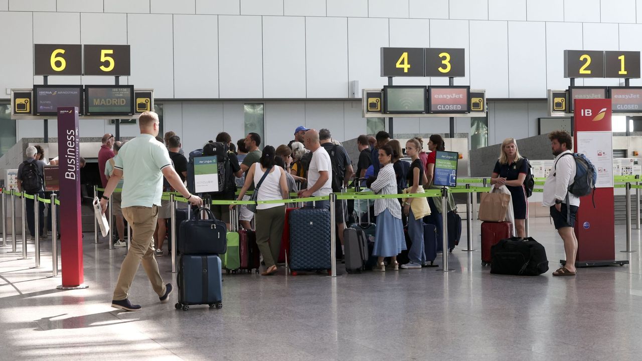 Protagonistas gallegos del 23F.Pasajeros, ante los mostradores de facturaci�n del Rosal�a de Castro