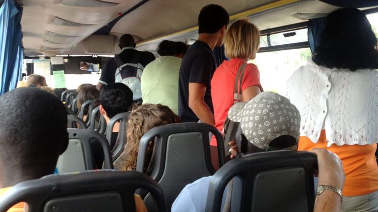 La Valedora alerta de incumplimientos en los horarios de autobuses y trenes