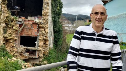 Roberto Yáñéz Frieiro en Xunqueira, uno de los barrios que, según destaca, más abandonado está de Viveiro