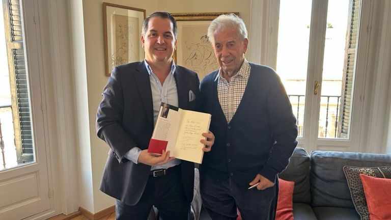 Mario Vargas Llosa entregó a Alberto Dacasa el primer ejemplar de su última novela en su casa de Madrid.