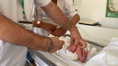 El pequeño Mateo recibe la vacuna contra el VRS en el Hospital de Ourense