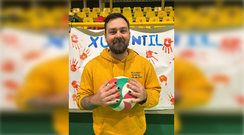 Deportistas, t�cnicos y padres del Xuvenil de Teis se sumaron a la iniciativa contra la homofobia.