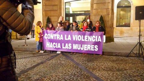 Concentracin en Gijn de repulsa por el asesinato machista de Lorena Dacua