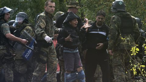 Fuerzas de seguridad fronterizas tras romperse el cordn de fuerzas especiales de la polica para cruzar a Macedonia