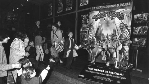 Imagen de 1991 de las colas que se formaron en el cine Riazor para el estreno de «Las tortugas Ninja»