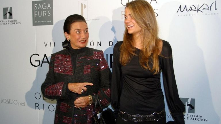 Alejandra de Rojas junto a su madre, Charo Palacios, que le inculcó el amor por los veranos de Sanxenxo, en una imagen del año 2002.