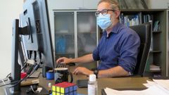 El director general de Salud P�blica del Principado, Rafael Cofi�o, trabajando en su despacho, con mascarilla