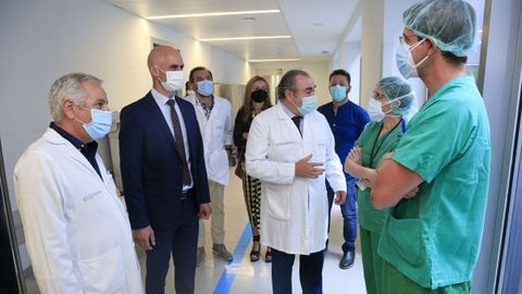 De traje, el gerente del Sergas, José Flores, con el gerente del área sanitaria lucense, a su derecha, Ramón Ares, en la visita a cirugía