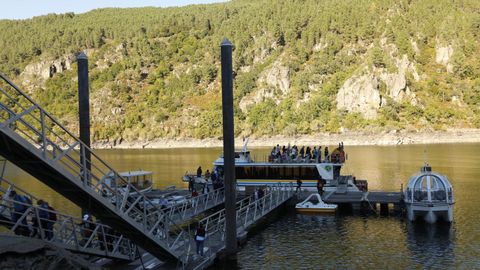 El catamarán que recorre los cañones del Sil sale de Santo Estevo
