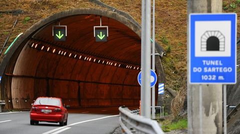 Acceso al túnel de O Sartego, en foto de archivo, por el que discurre la AP-9 entre Neda y Fene.