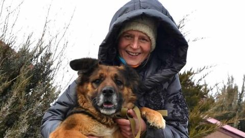 La guerra en Ucrania es impune ante el indefenso. No se para a contemplar. Pero tiene nombres y caras. Un ejemplo es el de Sasha. Ella eligió quedarse en su casa cuidando a sus animales, pero un cohete ruso impactó sobre la vivienda. Su cuerpo fue hallado por su hijo la mañana siguiente. Así la recordó su amiga Cathy en Twitter, sonriendo y con su perro.