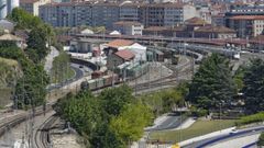 Imagen de la estacin de Ourense, con la zona de mercancas a la izquierda, que se podra liberar con el proyecto de San Cibrao