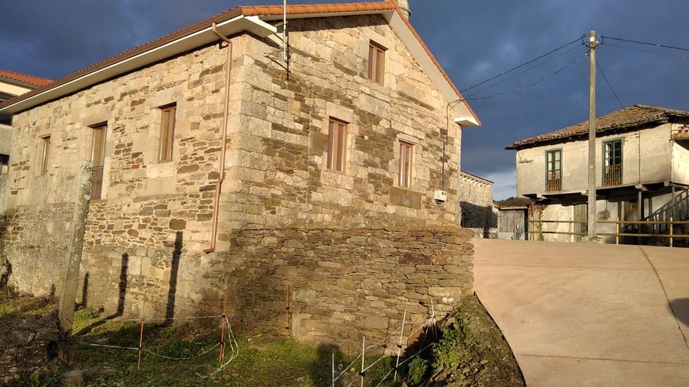 Faustino y Farruco sucumbieron a las llamas para despedir el entroido en Malpica. Las imgenes!.Aspecto de los accesos a la iglesia tras la intervencin del pacto por el paisaje