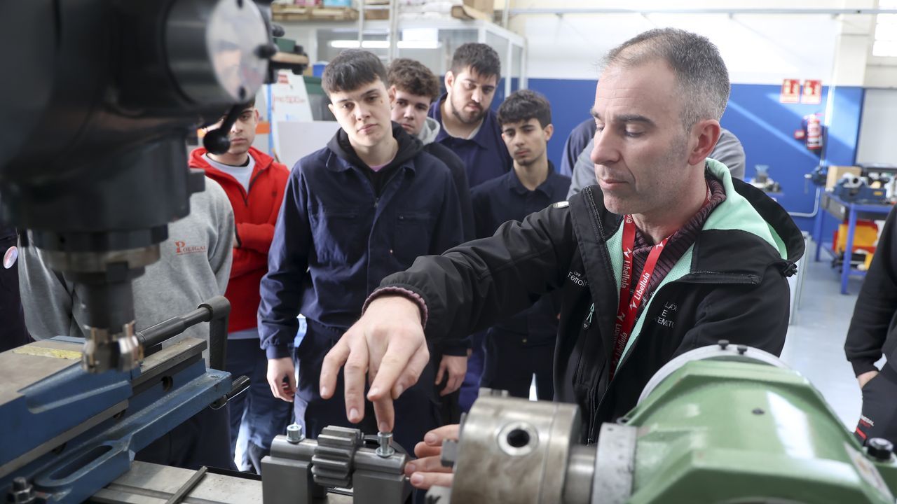 Los alumnos del Plan Retorna, que hoy mismo llegan al CIFP Ferrolterra, recibir�n formaci�n junto a los estudiantes que estudian Mecatr�nica por la modalidad ordinaria (en la imagen, tomada el viernes, junto a su profesor Miguel Calvo Bello, en el taller del ciclo).