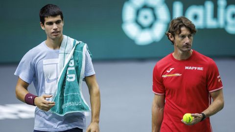 Ferrero, a la derecha, junto a Alcaraz en un entrenamiento reciente