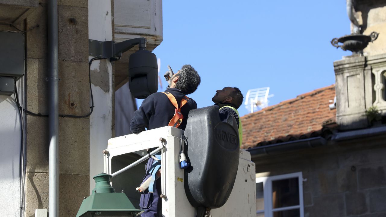 Operarios instalando en la zona monumental de Santiago una de las nuevas c�maras de control de la movilidad