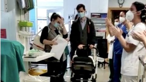 Petru sale del hospital entre aplausos de los sanitarios