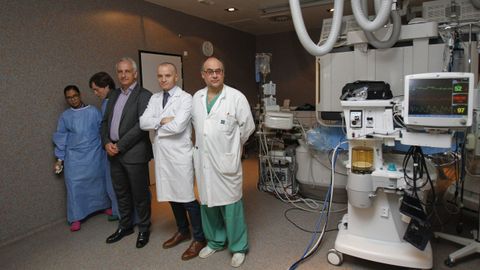 Javier García Seara y González Juanatey (derecha) en una sala del Hospital Clínico donde se trata la fibrilación auriculal