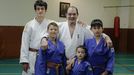 Bernardo Romay, junto a sus nietos, en el Judo Club Coruña que fundó en 1975