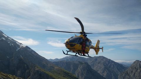 Helicptero medicalizado del SEPA en pleno rescate